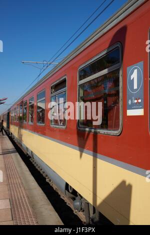 Treno express a Marrakech stazione ferroviaria in Marocco, Africa del Nord. Foto Stock