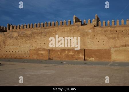 Mura fortificate che circondano la città antica di Fes in Marocco, Africa del Nord Foto Stock