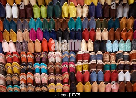 Display a colori di pelle tradizionali pantofole in vendita nel souk di Fes in Marocco. Foto Stock