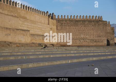 Mura fortificate che circondano la città antica di Fes in Marocco, Africa del Nord Foto Stock