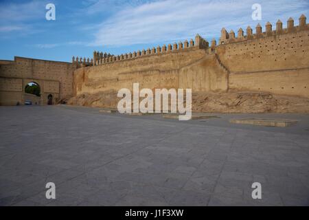 Mura fortificate che circondano la città antica di Fes in Marocco, Africa del Nord Foto Stock