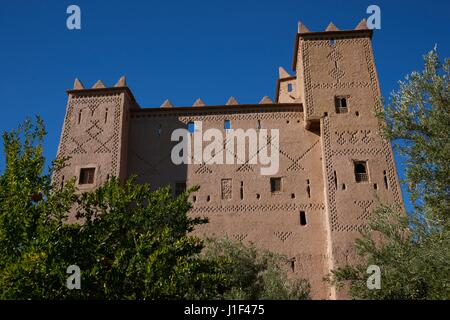 Tradizionale casa Berber nel piccolo villaggio di Skoura alle pendici dei monti Atlas in Marocco. Foto Stock