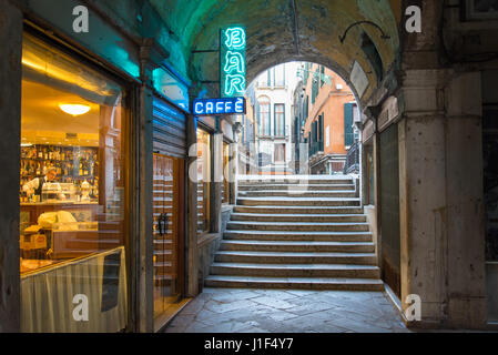 Coffee bar ottenere pronto ad aprire in Calle del Fabbri vicolo che porta a Piazza San Marco, Venezia Foto Stock