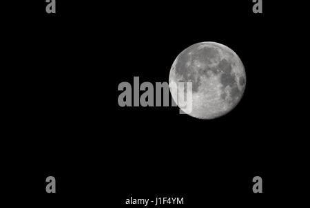 Luna piena nella notte oscura, sfondo nero, isolato. crateri dettagliata. lato destro. copia di spazio. Foto Stock