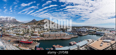 Vista panoramica del silo Hotel sul lungomare Victoria and Alfred e Cape Town, segnale posteriore Hill, Lionshead e Tafelberg Foto Stock