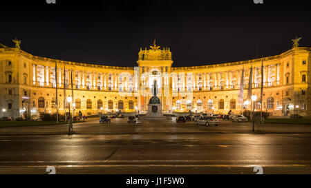 Neue Burg, il Palazzo Imperiale Hofburg di notte, Vienna, Austria Foto Stock