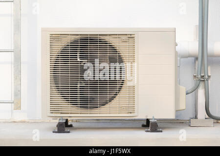 Compressore aria parte macchina del sistema di aria condizionata all'esterno dell'edificio. Foto Stock