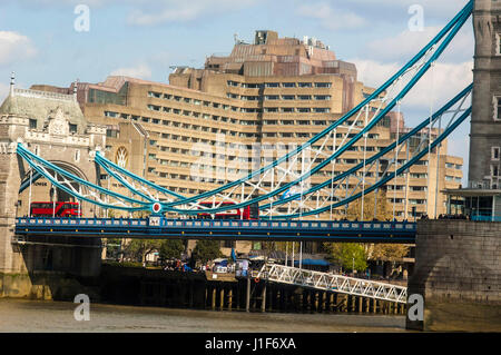 Londra, UK, 20/04/2017 Il Tower Hotel sulle rive del Tamigi alla Tower Bridge e St Katherine Pier. Foto Stock