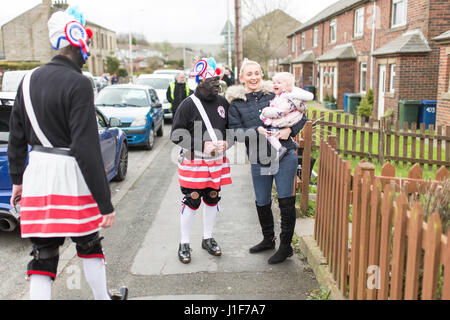 Il Britannia Coco-dado , i ballerini di una troupe di Lancastrian intasare i ballerini, danza attraverso Bacupon Sabato di Pasqua 2017 Foto Stock