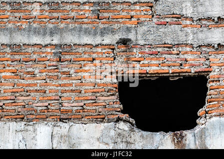 Il vecchio muro di cemento con piastrelle rotte in edificio abbandonato, utilizzare come creepy scena concetto di halloween Foto Stock