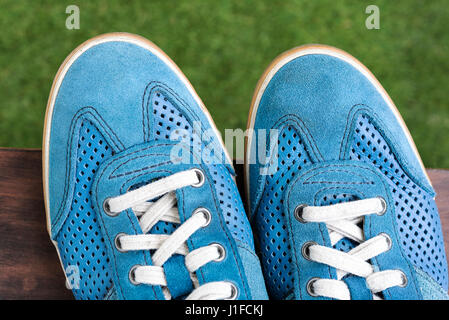Close up casual moda uomo scarpe, blu sneaker sul tavolo, soft focus Foto Stock