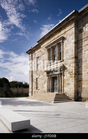 Vista esterna di ingresso mostra plaza. Kilmainham Courthouse, Kilmainham, Irlanda. Architetto: OPW Architetti, 2016. Foto Stock