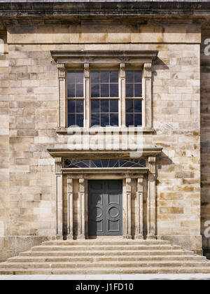 Vista esterna di ingresso che mostra le scale. Kilmainham Courthouse, Kilmainham, Irlanda. Architetto: OPW Architetti, 2016. Foto Stock