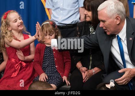 Stati Uniti Vice Presidente Mike Pence saluta i bambini durante una visita all'Ambasciata degli Stati Uniti a parlare con il personale e i membri della famiglia Aprile 19, 2017 a Tokyo, Giappone. Foto Stock