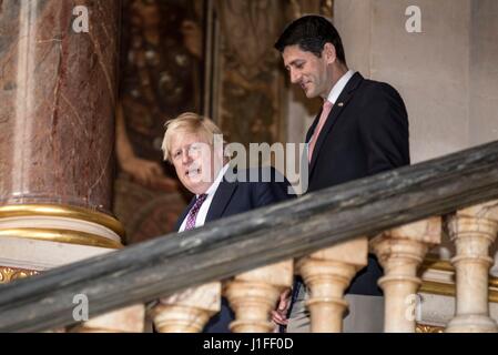 Segretario di Stato per gli affari esteri Boris Johnson (sinistra) cammina con noi Casa di rappresentanti Speaker Paolo Ryan, presso il Foreign Office di Londra. Foto Stock