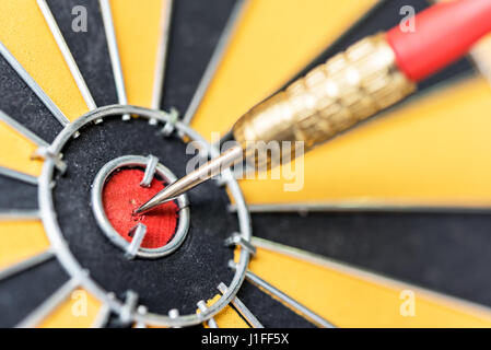 Closeup dart destinazione con la freccia sulla bullseye, obiettivo di destinazione il successo degli investimenti delle imprese finanziarie il concetto di strategia, sfondo astratto Foto Stock