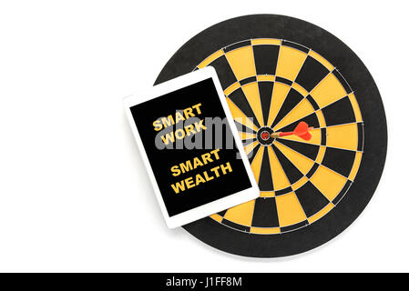 Parole di lavoro smart ricchezza smart su tablet schermo su dart bersaglio su bullseye su sfondo bianco con copia spazio, obiettivo ricchezza di successo business Foto Stock
