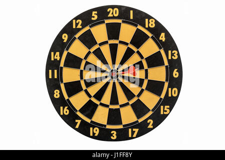 Dart colpendo target in bullseye su dartboard isolati su sfondo bianco includono percorso di clipping, abstract backgroud per successo business education mar Foto Stock