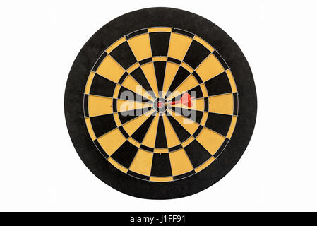 Dart colpendo target in bullseye su nessun numero di dartboard isolati su sfondo bianco includono percorso di clipping, abstract backgroud per business di successo Foto Stock