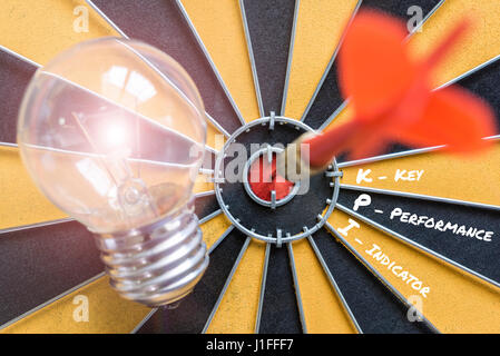 I KPI indicatore chiave delle prestazioni con idea lampadina di dart e successo su bullseye, obiettivi Smart concept per il business di successo Foto Stock