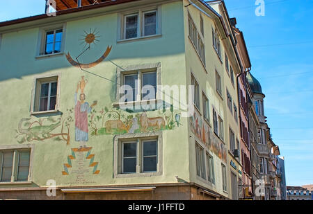 ZURICH, Svizzera - 20 Marzo 2011: l'edificio storico in Rennweg street decorate con colorati murali e solare, il 20 Marzo a Zurigo. Foto Stock