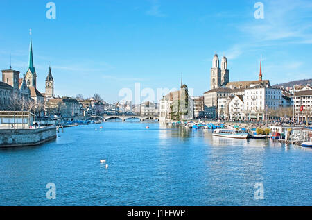 Le rive del fiume Limmat occupati con i punti di riferimento di Altstadt (Città Vecchia) di Zurigo - le chiese medievali, ponti di pietra, palazzi e case signorili, S Foto Stock