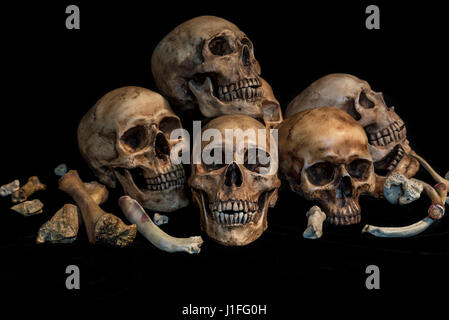 Still Life fotografia con gruppo di teschi umani e ossa nel concetto di genocidio Foto Stock