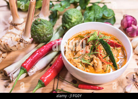 Delizioso cibo tailandese, pollo al curry panang ed ingrediente Foto Stock