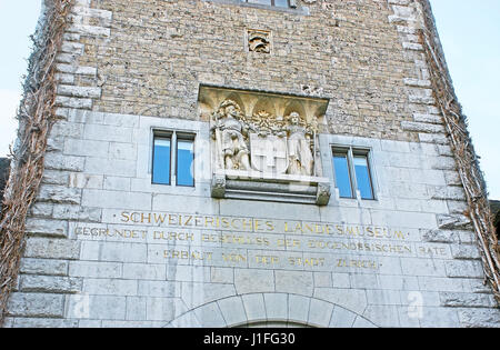 ZURICH, Svizzera - 20 Marzo 2011: La pietra gruppo scultoreo decora la torre di porta del Museo nazionale svizzero, il 20 Marzo a Zurigo. Foto Stock