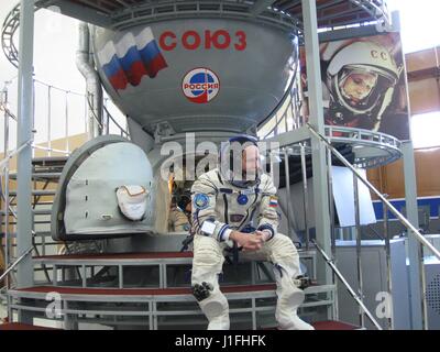 La NASA Stazione Spaziale Internazionale Expedition 51 Soyuz MS-04 backup di missione equipaggio cosmonauta russo Sergey Ryazanskiy attende a bordo di una navicella spaziale Soyuz formazione mockup durante una fase di pre-lancio equipaggio finale esame di qualificazione al Gagarin Cosmonaut Training Center 30 marzo 2017 nella città delle stelle, Russia. (Foto di Rob Navias /NASA via Planetpix) Foto Stock