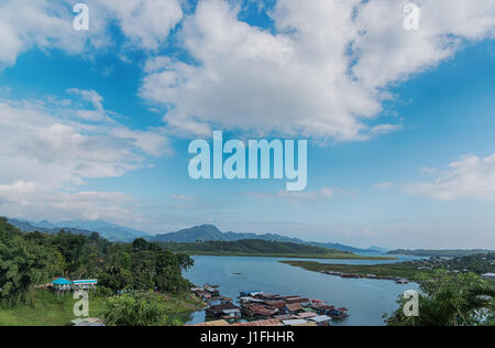 Blu cielo con bel paesaggio di Sangkhlaburi, Kanchanaburi Thailandia Foto Stock