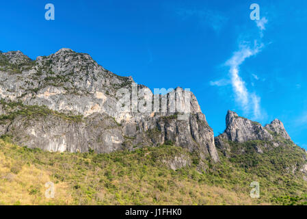 Bel cielo azzurro con la montagna a Khao Sam Roi Yot National Park, Thailandia, paesaggio serie Foto Stock