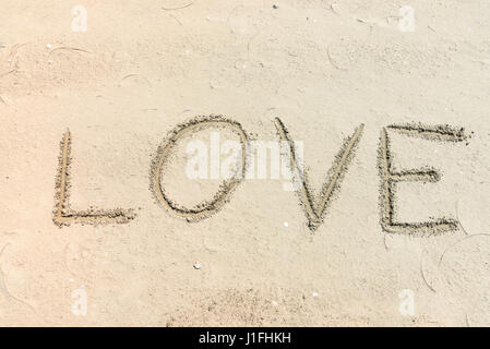 Il messaggio di amore scritte in sabbia, simbolo del cuore, concetto di san valentino Foto Stock