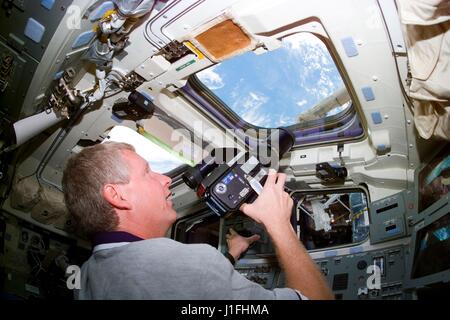 La NASA STS-82 primo equipaggio astronauta Steve Hawley utilizza un 70mm Fotocamera Hasselblad a fotografare il telescopio spaziale Hubble dal tettuccio di ponte di volo windows a bordo della navetta spaziale Discovery Febbraio 14, 1997 in orbita intorno alla terra. (Foto di Foto NASA /NASA via Planetpix) Foto Stock