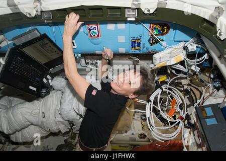 La NASA Expedition 50 il primo membro di equipaggio astronauta americano Peggy Whitson segni una paratia sulla Stazione Spaziale Internazionale accanto alla spedizione 50 patch di equipaggio Marzo 5, 2017 in orbita intorno alla terra. (Foto di Foto NASA /NASA via Planetpix) Foto Stock