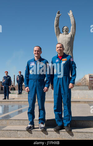 La NASA Stazione Spaziale Internazionale Expedition 51 Soyuz MS-04 backup di missione equipaggio cosmonauta russo Sergey Ryazanskiy di Roscosmos (sinistra) e astronauta americano Randy Bresnik pongono di fronte alla statua di Yuri Gagarin il primo uomo a volare nello spazio, durante i tradizionali pre-lancio cerimonie presso il cosmodromo di Baikonur Aprile 7, 2017 di Baikonur in Kazakhstan. (Foto di Victor Zelentsov /NASA via Planetpix) Foto Stock