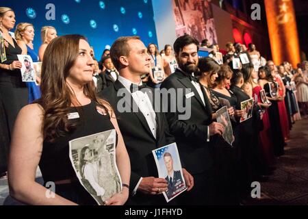 I membri della famiglia tenere le fotografie dei loro caduti soldati degli Stati Uniti durante la tragedia del programma di assistenza per i superstiti (TAPS) 2017 Guardia d'Onore Gala presso il National Building Museum Aprile 12, 2017 a Washington, DC. (Foto di PO2 Dominique A. Pineiro /DoD via Planetpix) Foto Stock