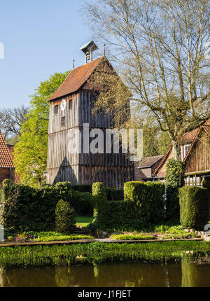 Campanile, Kloster Wienhausen monastero, a struttura mista in legno e muratura, vicino al laghetto del mulino, Wienhausen vicino a Celle, Bassa Sassonia, Germania Foto Stock