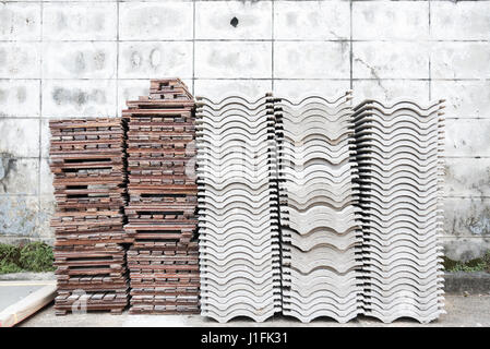 Tegola di Tetto e parquet piastrella sul muro di cemento con lo spazio di copia Foto Stock