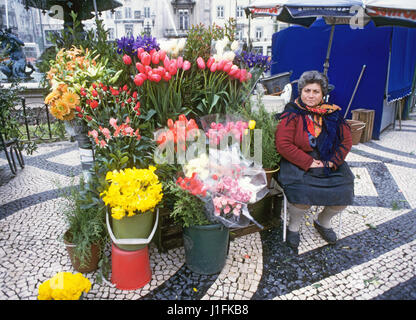 Il fiore lady, vendono fiori nella principale piazza del centro di Lisbona, Portgugal Foto Stock