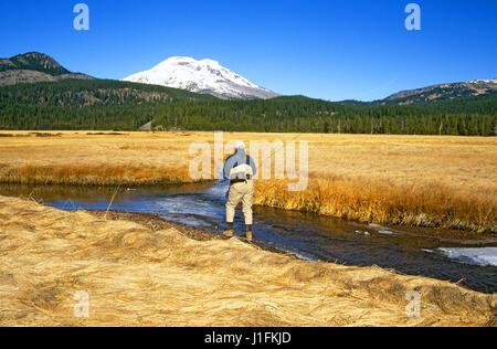 La molla di pesca alla trota in Oregon Cascades lungo la cascata laghi autostrada vicino Bend, Oregon. Foto Stock