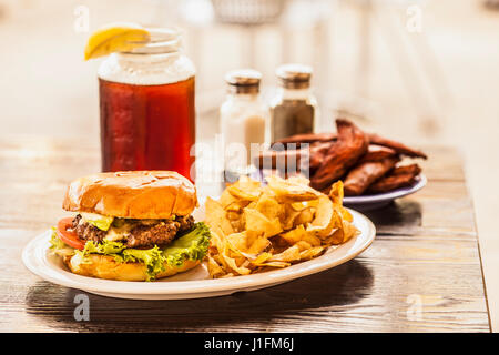 Hamburger, patatine fritte e ice tea Foto Stock