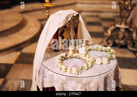 L'interno della chiesa. Icone, lampadario, candele in una piccola chiesa Foto Stock