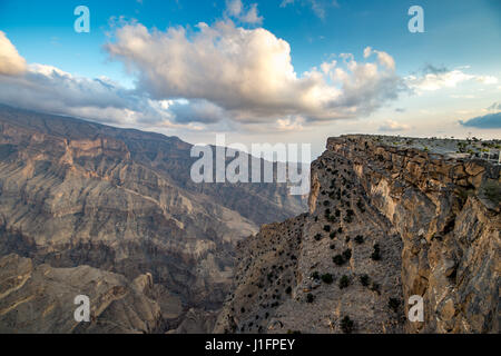 Oman; Luce solare versando in possente gorge in Oman il Grand Canyon; Jebel Shams Foto Stock