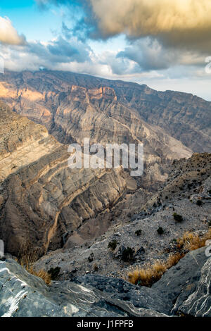 Oman; Luce solare versando in possente gorge in Oman il Grand Canyon; Jebel Shams Foto Stock