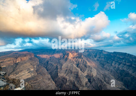 Oman; Luce solare versando in possente gorge in Oman il Grand Canyon; Jebel Shams Foto Stock