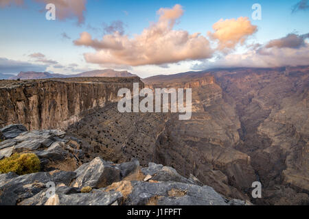 Oman; Luce solare versando in possente gorge in Oman il Grand Canyon; Jebel Shams Foto Stock