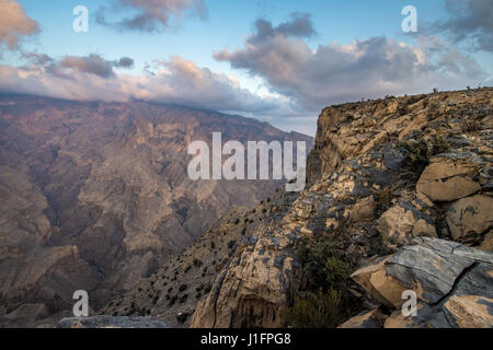 Oman; Luce solare versando in possente gorge in Oman il Grand Canyon; Jebel Shams Foto Stock