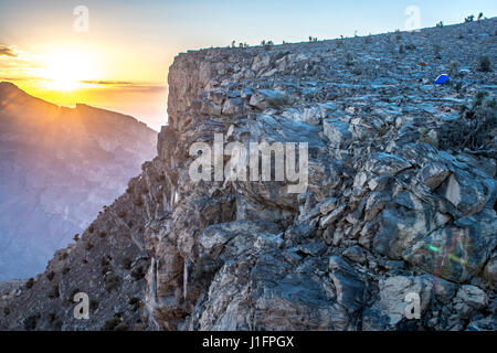 Jebel Shams; sole risplende nel corso del vertice e gorge in Oman il Grand Canyon Foto Stock