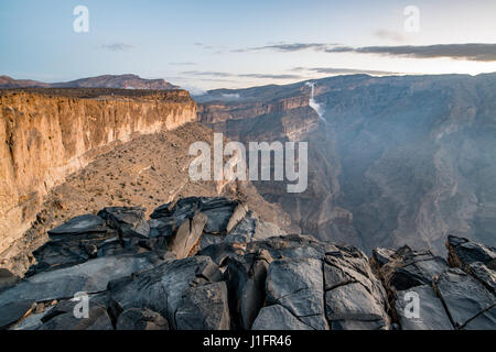 Jebel Shams; sole risplende nel corso del vertice e gorge in Oman il Grand Canyon Foto Stock